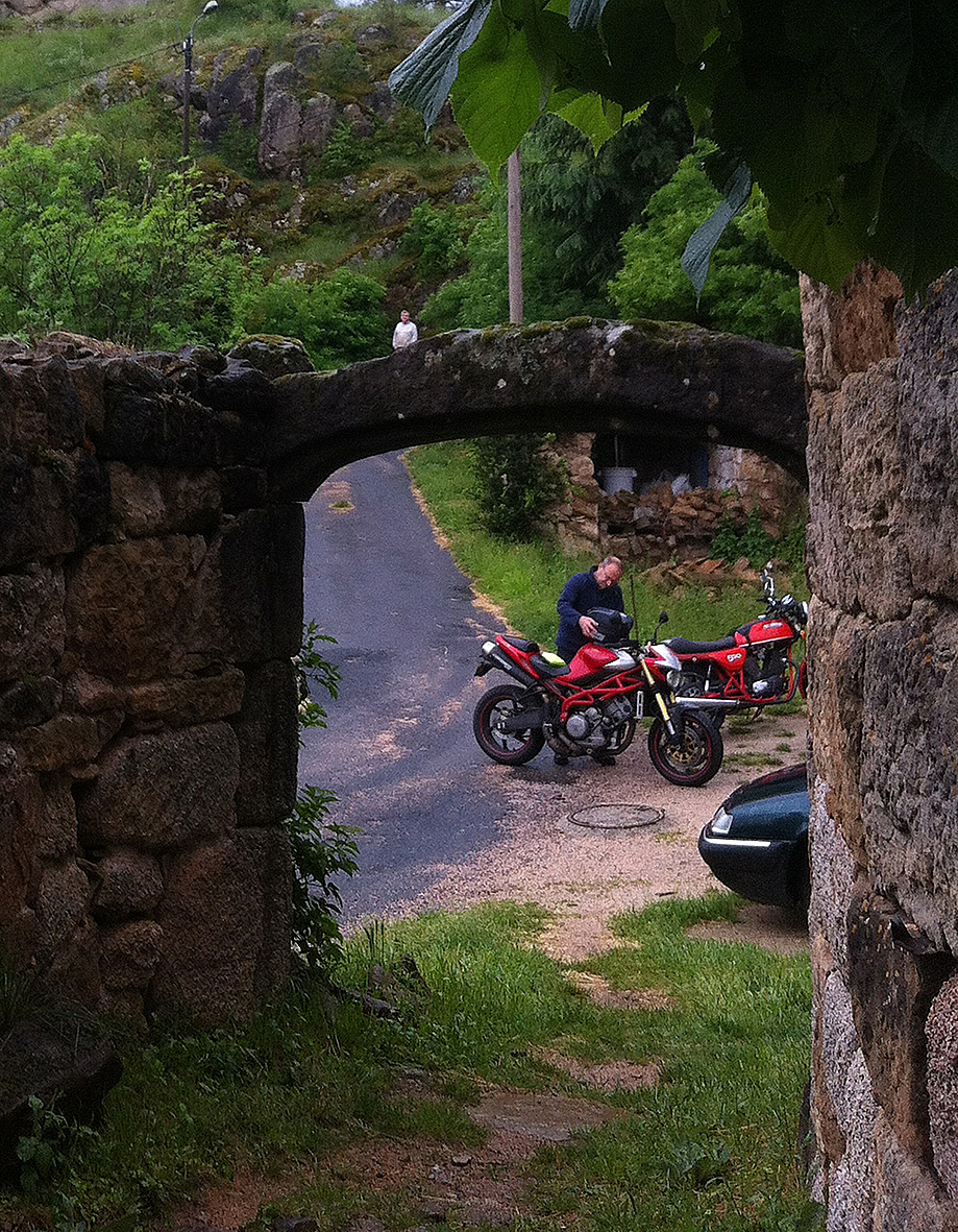 Jérôme ce prépare à affronter la pluie le dimanche matin